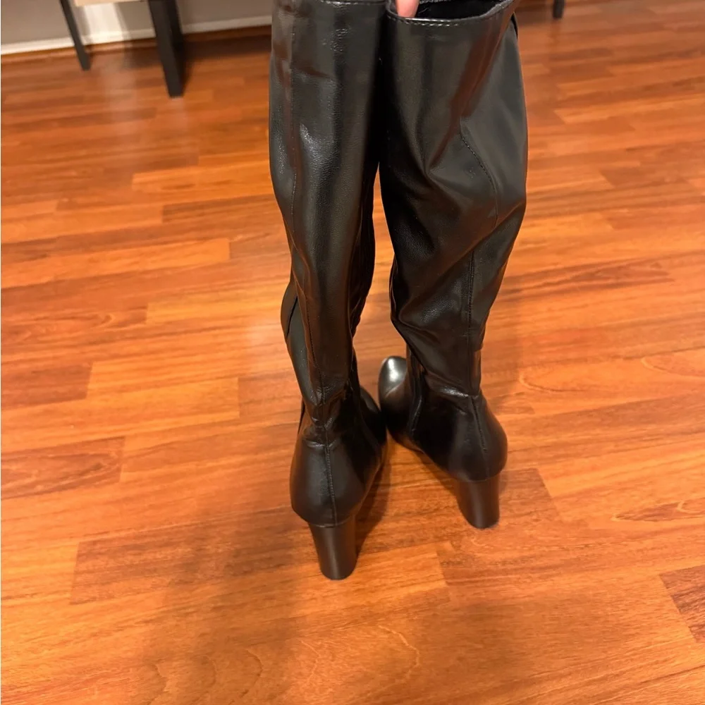 Women's Black Knee-High Block Heel Boots - Picture 7 of 11